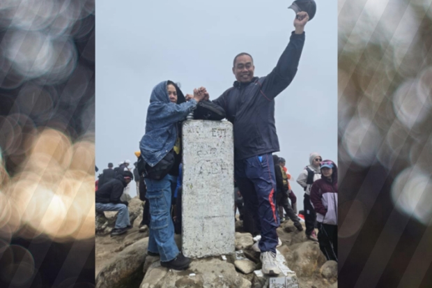 Anggota DPRD Sulsel Musakkar Ajak Istri Rayakan HUT RI di Puncak Bawakaraeng
