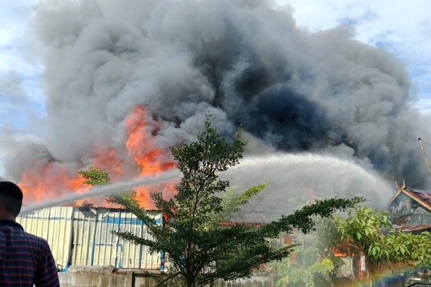 Kebakaran Hanguskan 8 Rumah di Jalan Sultan Abdullah Makassar