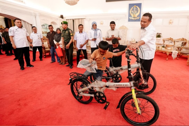 Viral Bocah Pemungut Sisa Kue Usai Upacara di Gowa Diberi Hadiah Sepeda dari Gubernur