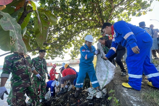 Aksi Bersih Pantai di Parepare, Pertamina & Relawan Angkut 8 Ton Sampah