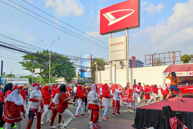 Zumba Party Gebyar Merdeka, Astra Daihatsu Makassar Urip Ajak Masyarakat Hidup Sehat