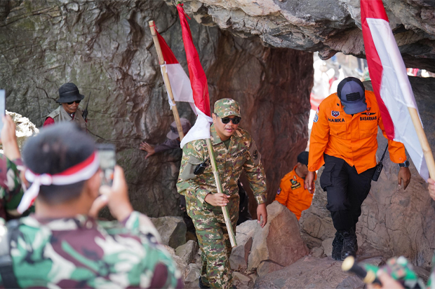 Forkopimda Bantaeng Kibarkan Merah Putih Panjang 80 Meter di Puncak Gua Batu Ejayya