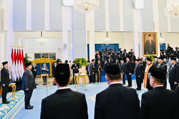 Presiden  Lantik Sejumlah Kepala dan Wakil Kepala Badan di Istana Negara
