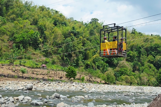 Siswa di Maros Terpaksa Gunakan Gondola Seberangi Sungai untuk Pergi Sekolah