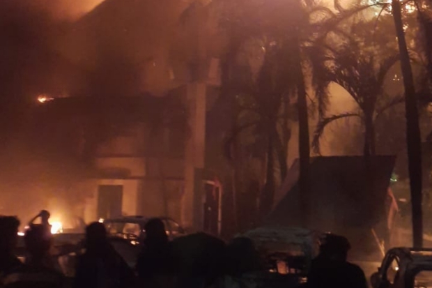 Kantor DPRD Makassar Dibakar Massa saat Rapat Paripurna