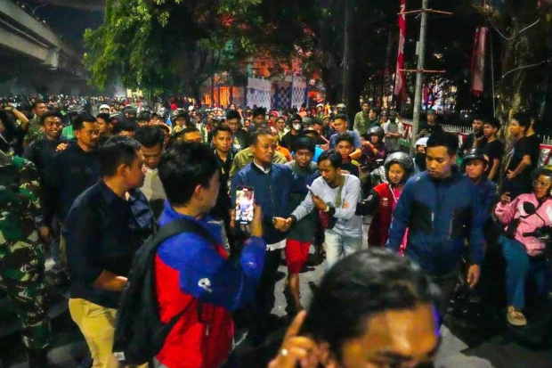 Temui Langsung Massa, Gubernur Sulsel Imbau Masyarakat Menahan Diri