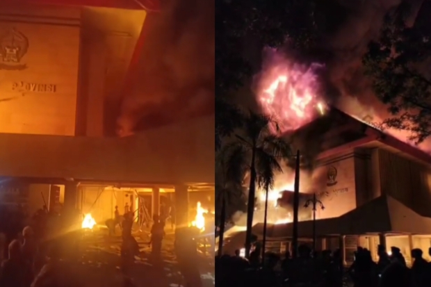 Mencekam! Kantor DPRD Sulsel di Makassar Dibakar Massa