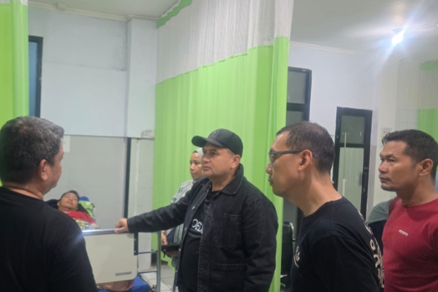 Wali Kota Makassar Jenguk Pegawai DPRD Korban Demo di RS Grestelina
