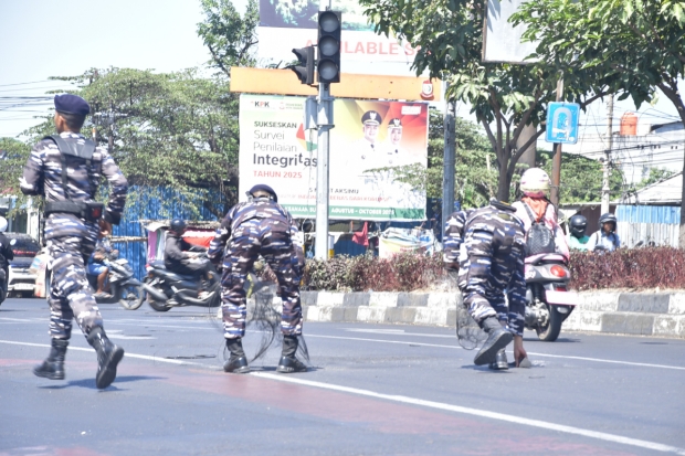 Aksi Simpatik Prajurit Kodaeral VI Bersihkan Puing Sisa Demonstrasi
