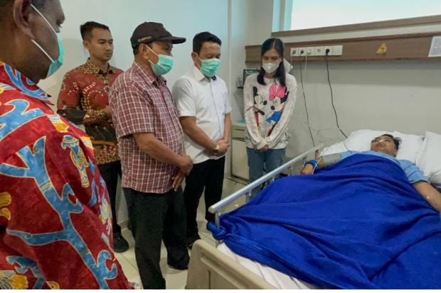Kakanwil Kemenkum Sulsel Jenguk Korban Unjuk Rasa di RS Primaya Makassar