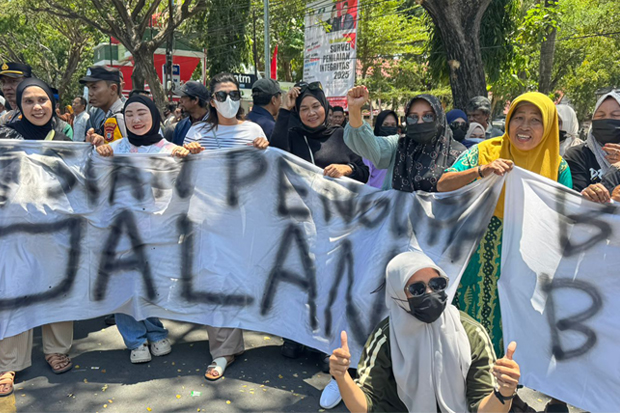 Resahan Masyarakat Bantaeng, Puluhan Ibu-ibu Hadapi Demonstrasi yang Tutup Jalan Nasional