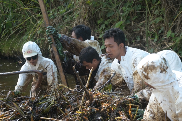 PT Vale Fokus Bersihkan Sisa Tumpahan Minyak & Tanggapi Aduan Warga