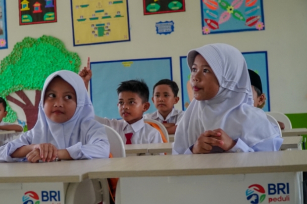 Dorong Peningkatan Kualitas Pendidikan, BRI Salurkan Bantuan Beasiswa Pelajar