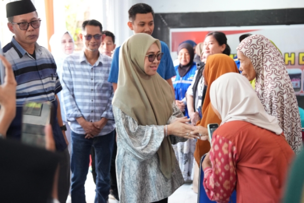 Bupati Husniah Serahkan Bantuan Kearifan Lokal Kemensos RI ke Sanggar Seni
