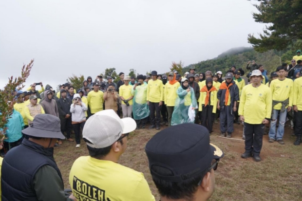 Wabup Gowa Ajak Komunitas Pencinta Alam Bersih-bersih Sekitar Gunung Bawakaraeng