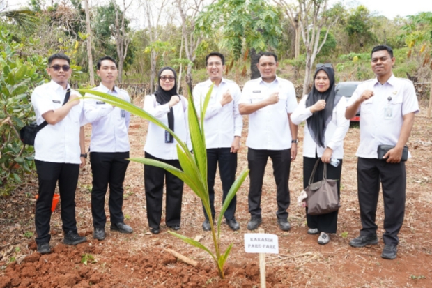 Imigrasi Parepare Ikut Sukseskan Penanaman 5.000 Bibit Pohon Kelapa di Selayar