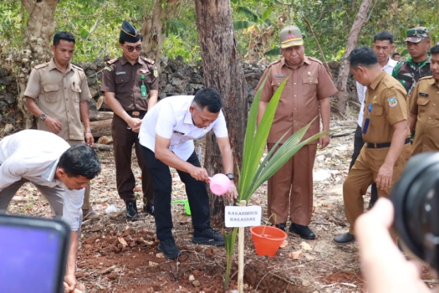 Imigrasi Makassar Dukung Ketahanan Pangan Lewat Penanaman Bibit Kelapa Serentak