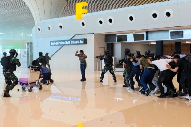 Riuh, Tembak Menembak Warnai Aksi Teroris di Bandara Sultan Hasanuddin