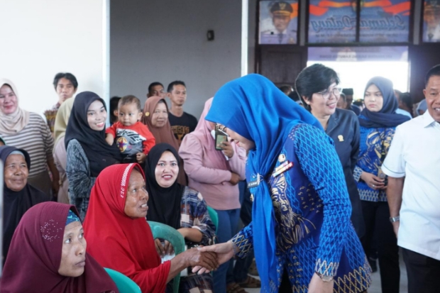 Warga Bajeng Minta Perbaikan Jalan hingga Layanan Air Bersih ke Bupati
