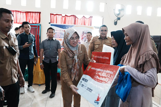 Bupati Gowa Distribusikan Kartu PKH dan Sembako untuk Warga di 5 Kecamatan