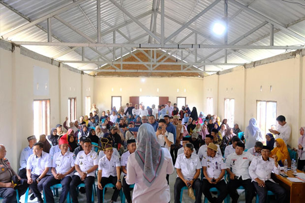 Bupati Talenrang Turun Langsung Distribusikan KKS PKH dan BPNT di Biringbulu