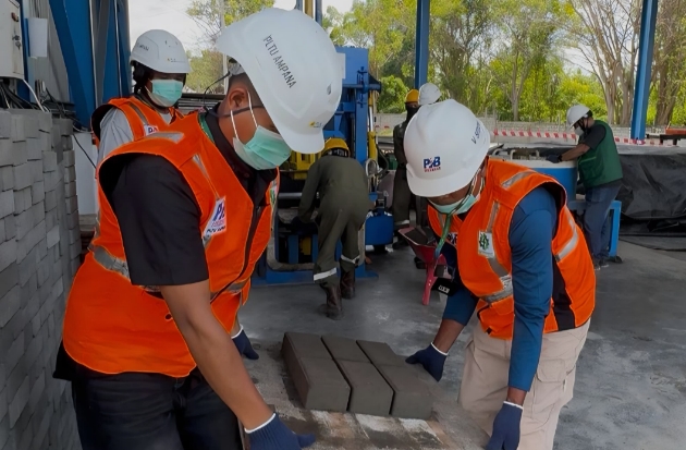 PLN Dorong BUMDes di Donggala Olah Limbah FABA Jadi Batako & Paving Block
