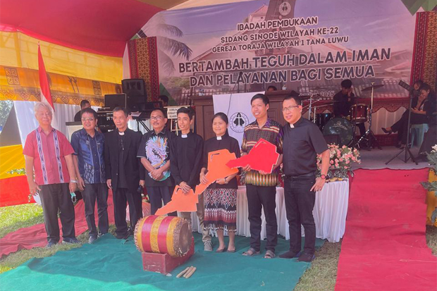 Tomakaka Bure Amsal Serahkan 3 Motor di Sidang Sinode Getor Wilayah I Tanah Luwu