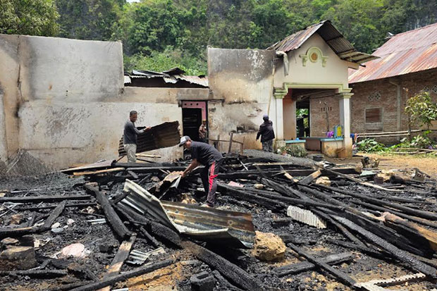 Diduga karena Korsleting Listrik, Satu Rumah Panggung di Maros Terbakar