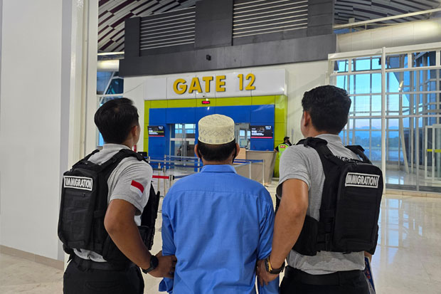 Imigrasi Makassar Deportasi WN Bangladesh Usai Langgar Izin Tinggal