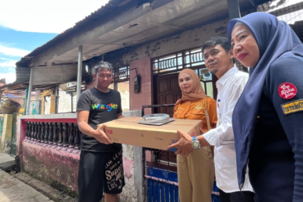 Irmawati Sila Salurkan Bantuan Kompor untuk Korban Kebakaran Maccini Sombala