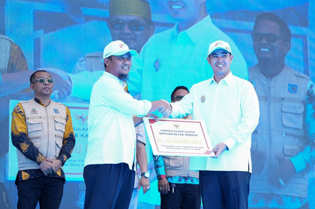 Gubernur Sulsel Serahkan Rp15 Miliar untuk Kabupaten Pangkep