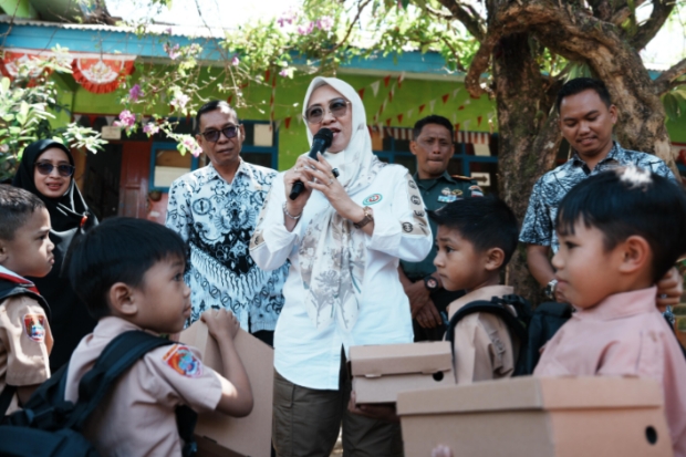 Bupati Gowa Bagikan Seragam Gratis untuk Siswa SD dan SMP di Malino