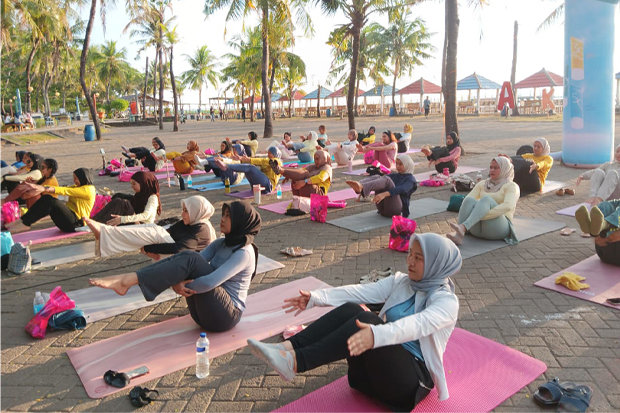 CitraCosmetic dan Wardah Sukses Gelar Sun Play Fest Yoga Class di Pantai Akkarena