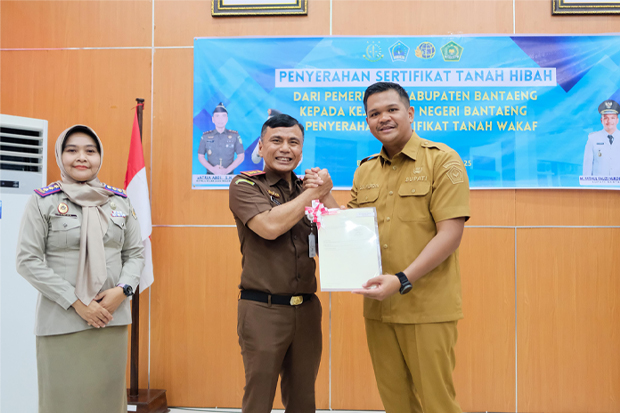 Bupati Uji Nurdin Serahkan Tanah Hibah untuk Pembangunan Kantor Kejaksaan Bantaeng