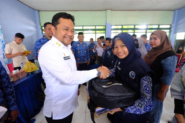 Seragam Sekolah Gratis Sasar Siwa SD Inpres Tamarunang dan SMPN 1 Bontonompo