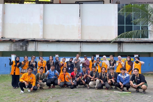 Mahasiswa KKN UNM Giat Bersih di Kantor Pemerintah Kecamatan Pangkajene