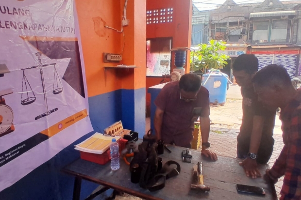 Tera Ulang di Pasar Niaga Daya, Pastikan Alat Ukur Pedagang Sesuai Standar