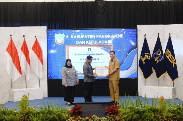 Dukung Pembentukan Posbakum, Bupati Pangkep Terima Penghargaan Kemenkum