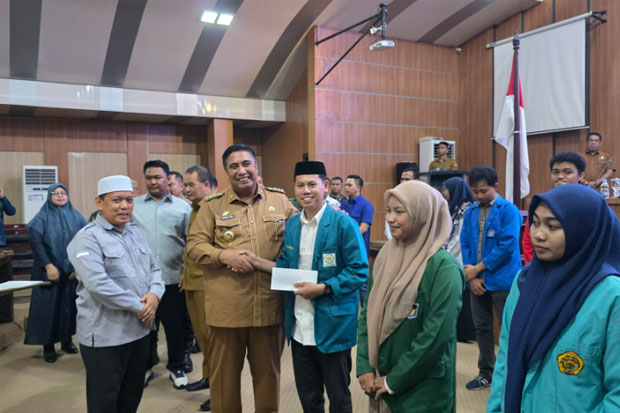 Baznas Bagikan Beasiswa untuk 120 Mahasiswa di Maros