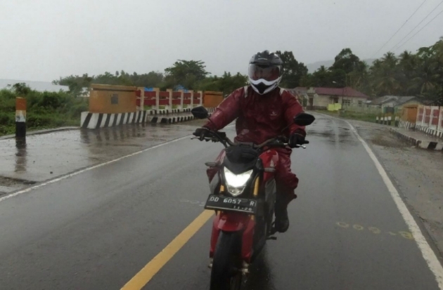 Tips Aman Berkendara di Jalan Licin & Berpasir ala Asmo Sulsel