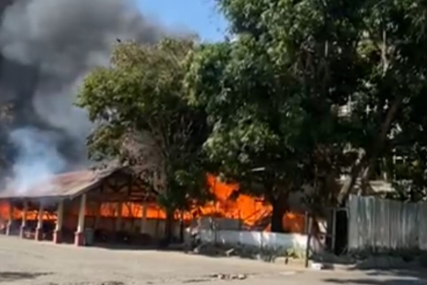 Area Parkir Kendaraan Pejabat di Kantor Bupati Bulukumba Terbakar