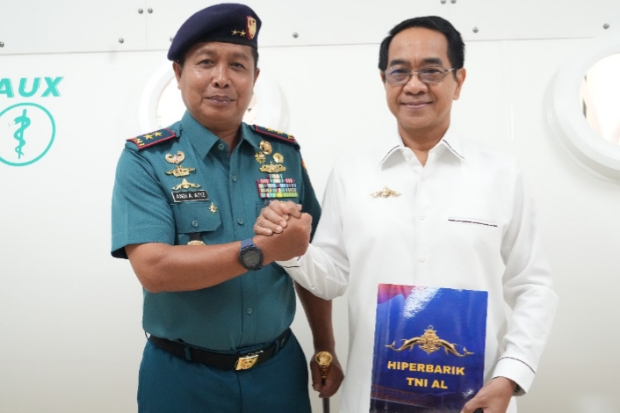Rektor Unhas Terima Brevet Kehormatan Hiperbarik dari Komando Armada RI