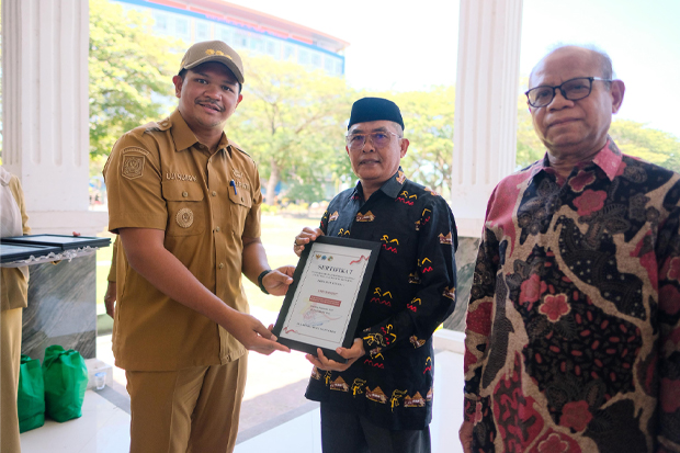 Bupati Bantaeng Uji Nurdin Beri Penghargaan Koperasi Berprestasi dan Tokoh Penggerak