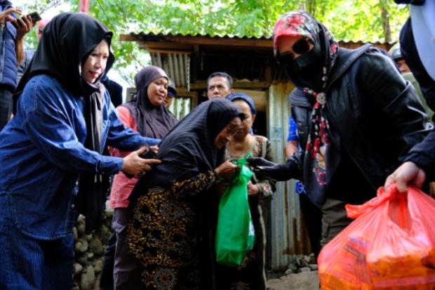 Bupati Gowa Kunjungi Warga Miskin Ekstrem dan Beri Bantuan ke Masjid