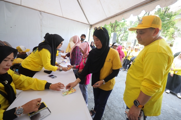 Rayakan HUT ke-61, Golkar Makassar Gelar Pasar Murah dan Pemeriksaan Kesehatan