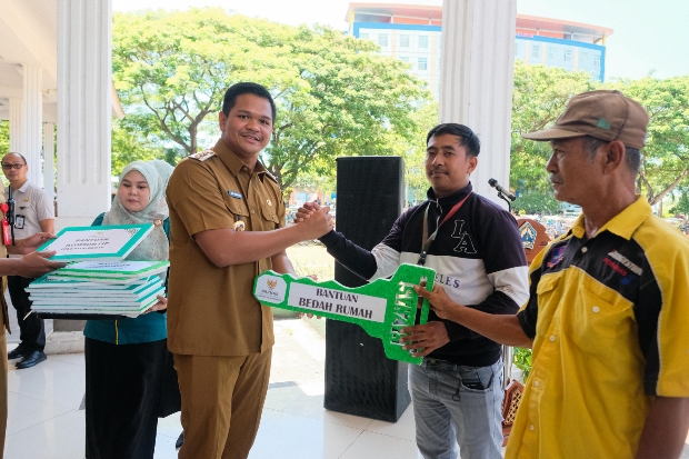 Pemkab Bantaeng-Baznas Salurkan ZIS ke 3.230 Orang Penerima