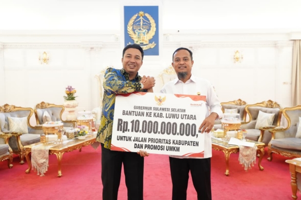 Gubernur Sulsel Serahkan Bantuan Rp10 Miliar Lanjutkan Pembangunan Seko