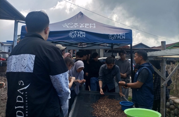 Dosen-Mahasiswa Singapura Belajar Produksi Teh Cascara di Desa Binaan YBM PLN