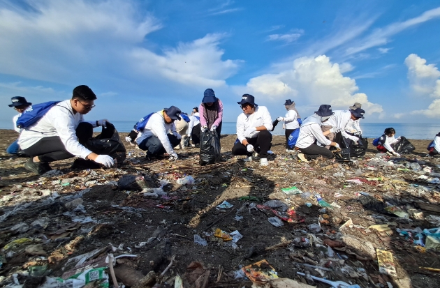Aksi Nyata! GoZero% Goes to Makassar Kumpul 1,4 Ton Sampah di Pantai Barombong-Galesong