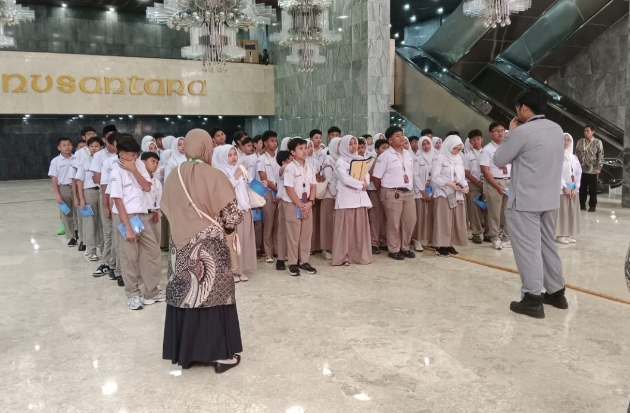 Field Trip Leadership, Siswa SMP Islam Athirah Kunjungi Gedung DPR/MPR RI